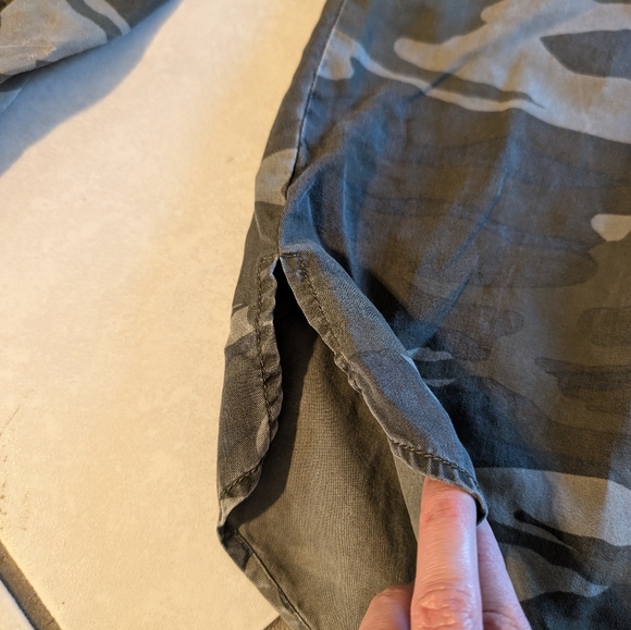 Express Green Camo Long Sleeve Button Down Shirt Size Small - Picture 2 of 10